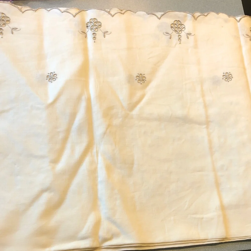 Embroidered Cream Tablecloth and Napkin Set